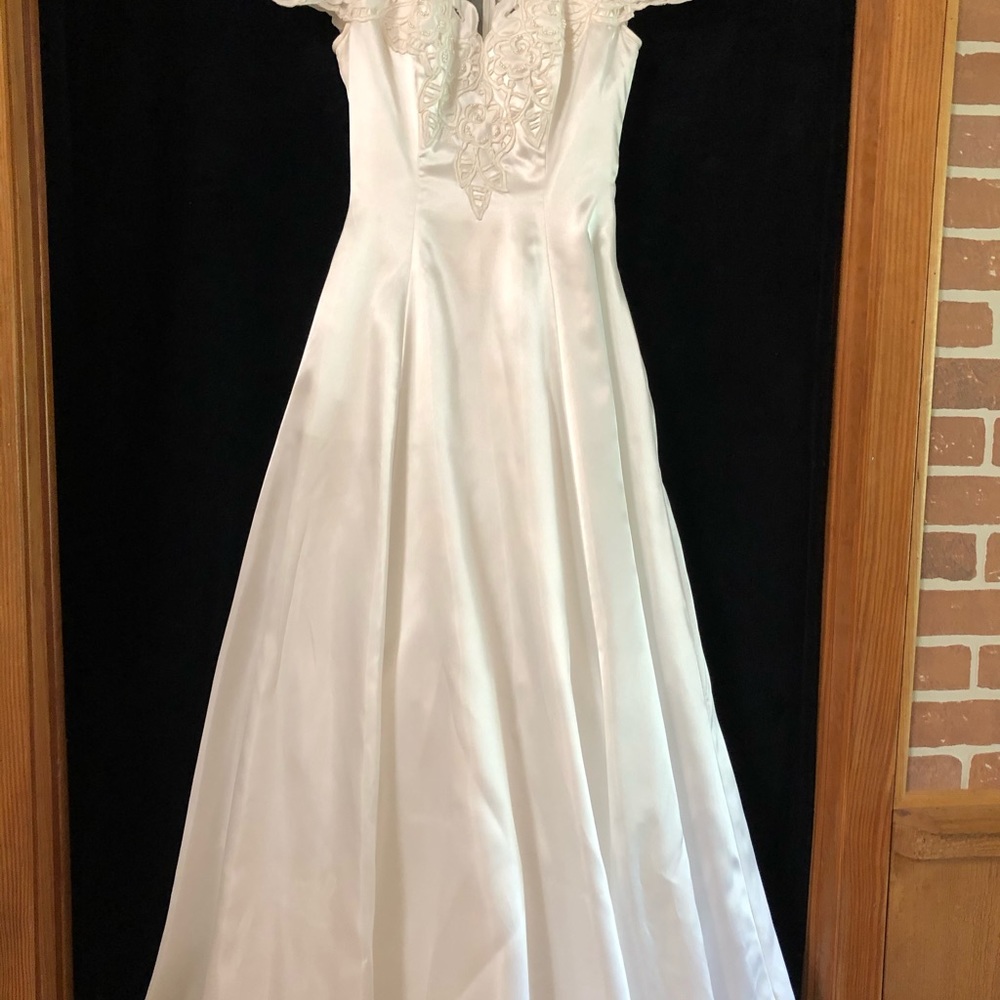 White wedding, prom or pageant gown